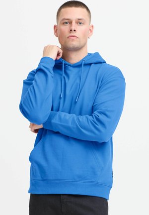 Mėlynas puloveris su gobtuvu, pagamintas iš minkštos medvilnės mišinio. Turi priekinius kišenę, reguliuojamą raištelį gobtuve ir lygiagrečius raštus ant rankovių. Vienalytė tekstūra.