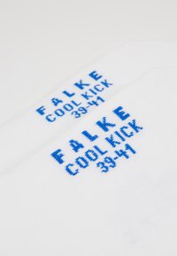 Calzini bianchi in cotone con testo stampato blu che legge "FALKE COOL KICK 39-41." Presentano una texture liscia e un design atletico classico.