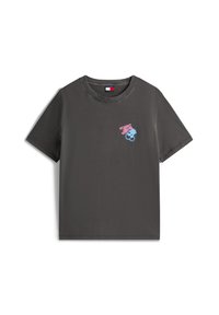 Camiseta de manga corta gris oscura con cuello redondo, pequeño gráfico en neón rosa y azul en el pecho que dice "Tommy Jeans NYC" con un diseño de cereza.