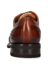 Scarpe eleganti in pelle marrone con dettagli perforati, finitura liscia e tacco impilato. La scarpa presenta una punta tonda e un collo imbottito.