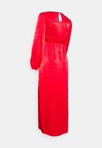 Vestido de cetim vermelho com mangas balão longas, um decote em gota nas costas e cintura ajustada, apresentando uma textura suave e brilhante e um design de comprimento total.