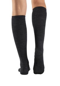 Knöchelhohe, dunkelgraue Socken aus weichem, strukturiertem Stoff, mit einem gerippten Bund und glatter Oberfläche, geeignet für legere oder formelle Anlässe.