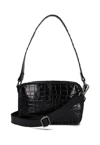 Zwarte krokodillenembossed faux leren schoudertas met een lange verstelbare schouderriem en een ritsluiting, met een strakke rechthoekige vorm.