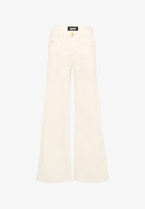 Jasne, prawie białe jeansy z wysokim stanem i rozszerzanymi nogawkami, z przednimi kieszeniami, złotym zapięciem na guzik oraz czarną metką z napisem „Molo” na pasku.