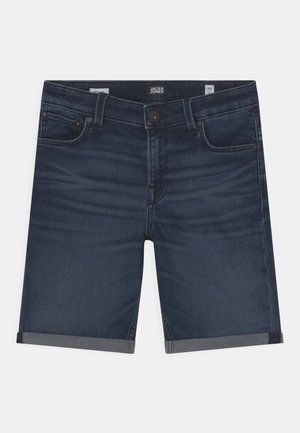 Pantalones cortos de mezclilla oscura con un diseño ajustado, que presentan dobladillos enrollados, cierre de botón y estilo de cinco bolsillos. El material tiene un aspecto suave.