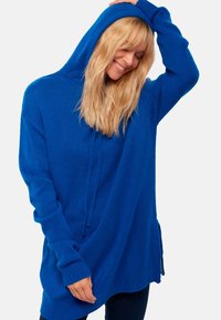 Blaues Kapuzensweatshirt aus strukturiertem Strickstoff, mit lockerer Passform, langen Ärmeln und einer Kängurutasche vorne.