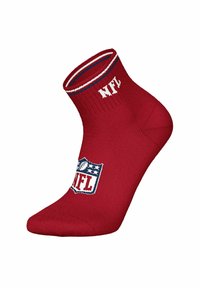 Rød ankelstrømpe med hvide og blå striber ved kanten, prydet med NFL-logoet på toppen af foden og "NFL" tekst på anklen.