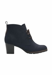 Bottines en suède bleu marine avec un bout arrondi, un laçage décoratif et un talon empilé. Présente des accents et des coutures bruns contrastants.