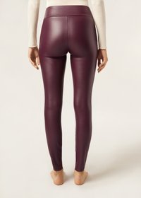 Maroon konstläderleggings med hög midja, slät yta och en figurnära silhuett. Inga synliga mönster eller hårdvarudetaljer.