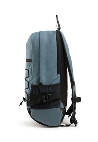 Zaino blu con tessuto testurizzato, tasca laterale in rete, spallacci regolabili e dettagli neri. Progettato per praticità e comfort.