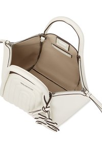 Sac à main en cuir blanc avec une forme structurée, doté d'une fermeture éclair, d'une sangle ajustable et de poches intérieures. Détail texturé à l'avant.