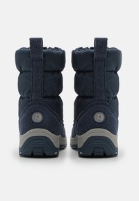 Bottes isolées bleu marine avec tige rembourrée, tissu extensible et semelles en caoutchouc gris robuste. Comprend un logo à l'arrière et une languette de tirage.