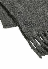 Scarf in lana grigia con una superficie testurizzata, caratterizzata da bordi frangiati e un aspetto morbido e peloso, ideale per calore e comfort.