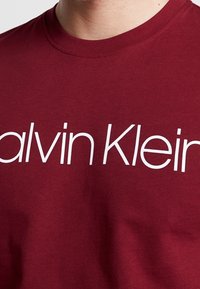Calvin Klein Triko s potiskem - bordeaux