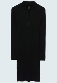 Robe noire tricotée avec un col montant, dotée d'une fermeture éclair et d'un accent en anneau. Manches longues et coupe droite à mi-longueur.