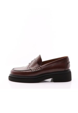 Mocassino in pelle marrone con punta rotonda, suola chunky nera a contrasto e accenti decorativi in argento sulla tomaia. Texture liscia.