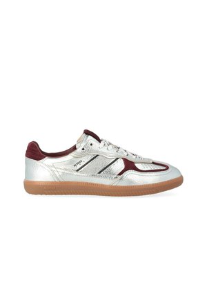 Sneaker basse in pelle metallizzata argento, dettagli in suede bordeaux, suola in gomma coloratura, design con lacci e dettaglio logo laterale.