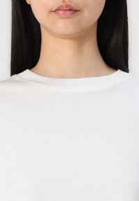 Witte katoenen t-shirt met een ronde hals en korte mouwen, met een gladde textuur en een minimalistisch ontwerp zonder patronen of gebruik van hardware.
