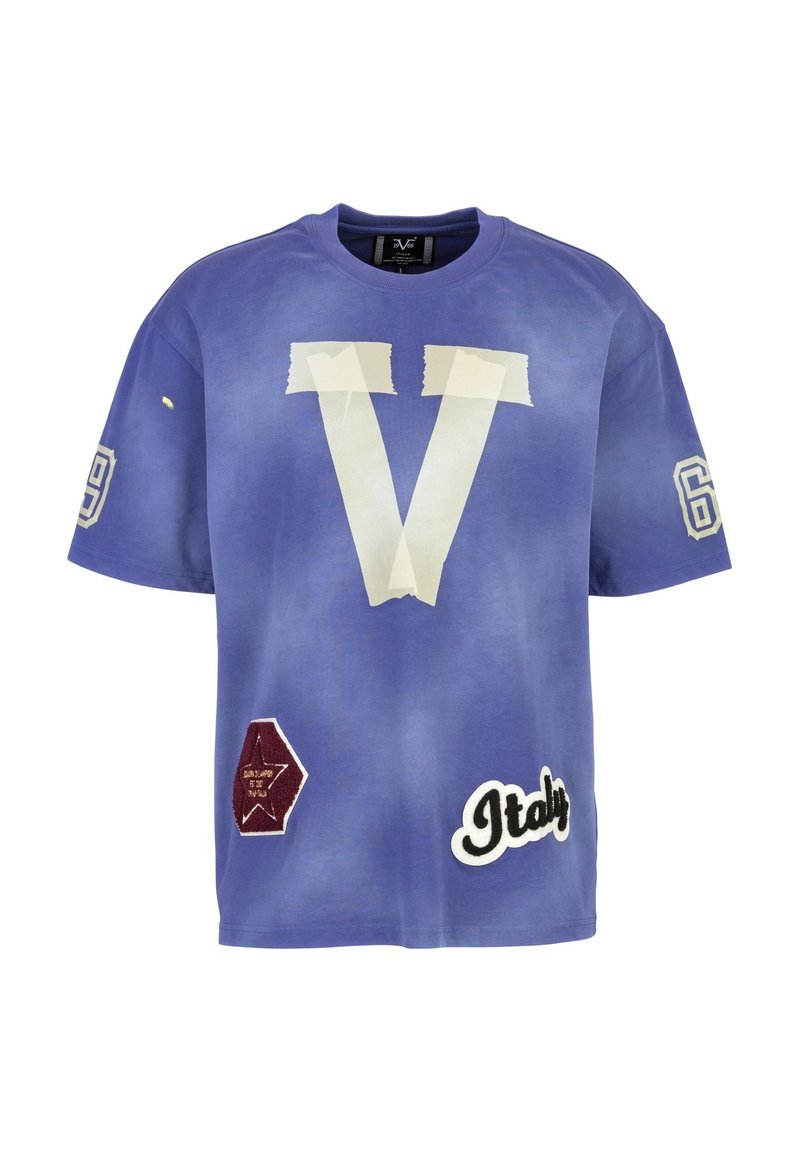 Paarse T-shirt met een grote witte "V" met tape-markeringen, het nummer "69" en patches met de tekst "Italië" en een hexagonale vorm. Van katoen.