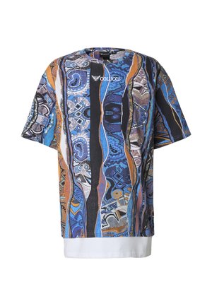 Lühikeste varrukatega T-särk, millel on erksavärviline abstraktne muster sinises, pruunis ja mustas, valge äärega ning esiküljel logo.