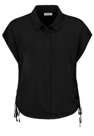 Schwarze kurzärmelige Bluse mit Kragen, Frontknopfleiste und Kordelzugdetails an den Seiten. Hergestellt aus einem glatten Stoff.