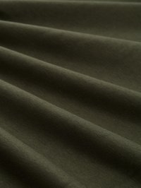 Μαλακό ελαιδοπράσινο ύφασμα με ορατή λεπτή υφή και απαλά ζάρια που δημιουργούν καμπύλες γραμμές στην επιφάνεια.