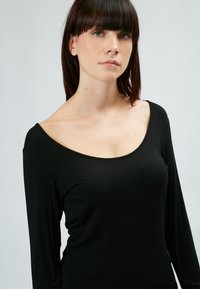 INFLUENCER U-NECK  - Longsleeve - black