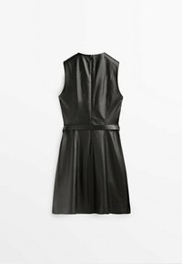 Robe noire en cuir sans manches avec taille cintrée, fermeture éclair au dos et jupe évasée, posée à plat sur une surface blanche.