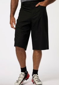 Sorte atletiske shorts lavet af let materiale, med en lige pasform, sidelommer og en glat tekstur.