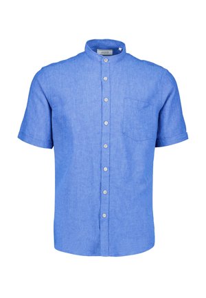 Jasnoniebieska lniana koszula z krótkim rękawem, kołnierzykiem typu mandarynka, guzikami z przodu i kieszenią na lewym piersi.