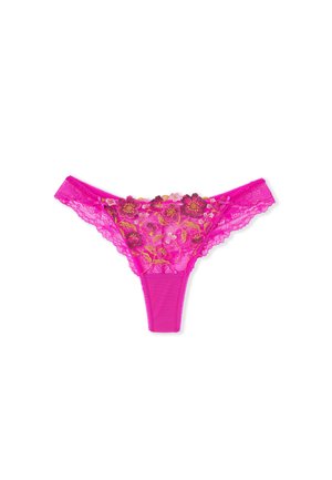 Felroze kanten stringondergoed met bloemenborduursels en kleine strikaccenten op een witte achtergrond.