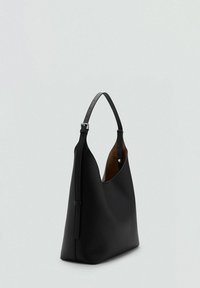 Borsa a tracolla in pelle nera con design curvo, cinturino stretto e regolabile, e un ampio interno foderato in tessuto marrone.