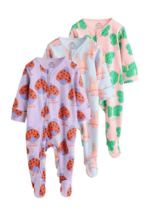 Drei bunte Baby-Strampler: lavendel mit Marienkäfer-Muster, hellblau mit Hasen-Design und rosa mit Schmetterlings-Motiv. Weich, mit Reißverschluss, mit Füßlingen.