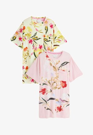 Zwei florale T-Shirts mit kurzen Ärmeln, eines blassgelb, eines hellrosa, jeweils mit einer Tasche auf der linken Brust.