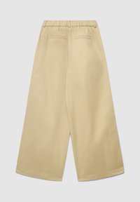 Beige Hosen mit weitem Bein, elastischem Bund, zwei Gesäßtaschen und glatter Textur. Schlichtes Design ohne sichtbare Beschläge.
