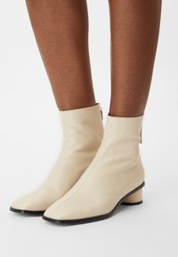 ÁNGEL ALARCÓN Kotníkové boty - off-white