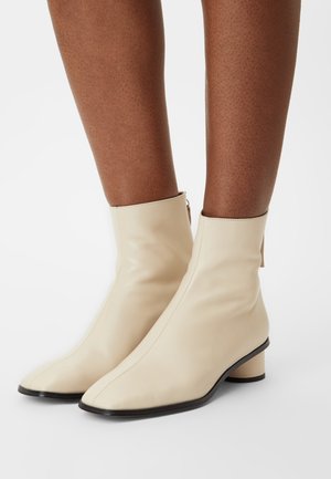 ÁNGEL ALARCÓN Bottines - off-white
