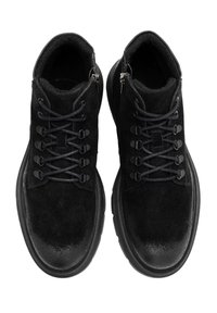 Czarne zamszowe botki za kostkę z okrągłymi noskami, płaskimi czarnymi sznurowadłami i bocznymi zamkami. Teksturowana powierzchnia z gładkimi akcentami wzdłuż podeszwy.