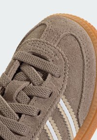 adidas Originals SPEZIAL UNISEX - Chaussures premiers pas - chalky brown   cloud white   magic beige