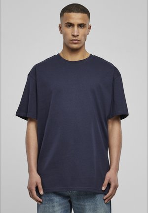 Navyblaue Baumwoll-T-Shirt mit lockerer Passform, Rundhalsausschnitt und kurzen Ärmeln; minimalistisch gestaltet und ohne sichtbare Logos.