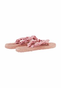 Par de sandalias tipo flip-flop tejidas en rosa con tiras fruncidas de tela sobre fondo blanco.
