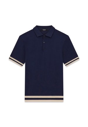 Marineblaues Poloshirt mit kurzen Ärmeln, einer Knopfleiste mit drei Knöpfen und beigen Doppelstreifen an Ärmelsäumen und Saum.