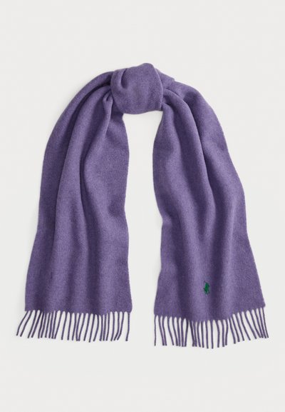 Cachecol de lã roxo com extremidades franjas e um pequeno logótipo verde bordado perto de uma das bordas, disposto de forma plana sobre um fundo branco.