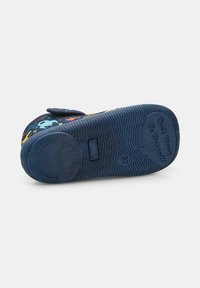 Talpa de pantof navy blue pentru copii, cu față zâmbitoare, număr 21, și textul "Nu merge!!!" în model de bulă de dialog.