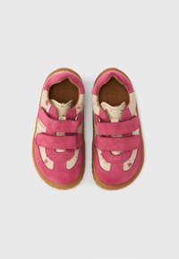 Ροζ παιδικά παπούτσια με λουλουδάτα σχέδια, κατασκευασμένα από σουέντ και συνθετικά υλικά· διαθέτουν δύο λουράκια με βέλκρο και καουτσούκ σόλα.
