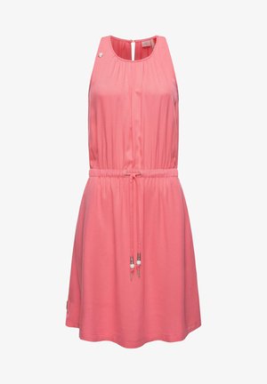 Roze mouwloze jurk met een gerimpelde halslijn, een verstelbare koord taille en een kleine decoratieve accent op de schouder. Zachte stoftextuur.