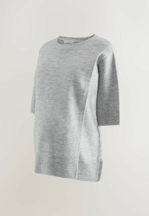 Vaaleanharmaa lyhythihainen neulepaita, joka on valmistettu pehmeästä neulosmateriaalista. Sisältää ribbausta kaula-aukossa ja helmassa, sekä erottuvan tekstuurin sivupaneelin.