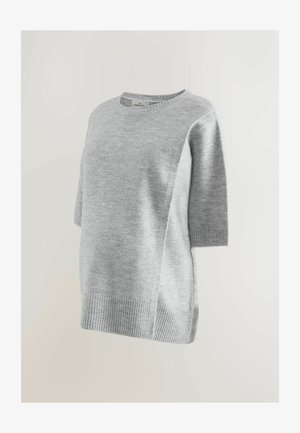 Lys grå kortærmet sweater lavet af blødt strikstof. Har en ribbet halsudskæring og kant, samt en kontrasterende struktureret sideliste.