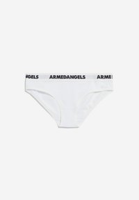 Witte damesonderbroek met een elastische tailleband waarop de merknaam "ARMEDANGELS" in zwarte letters is gedrukt. Gladde textuur en reguliere pasvorm.