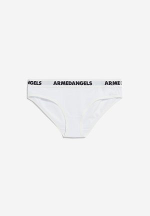 Witte damesonderbroek met een elastische tailleband waarop de merknaam "ARMEDANGELS" in zwarte letters is gedrukt. Gladde textuur en reguliere pasvorm.